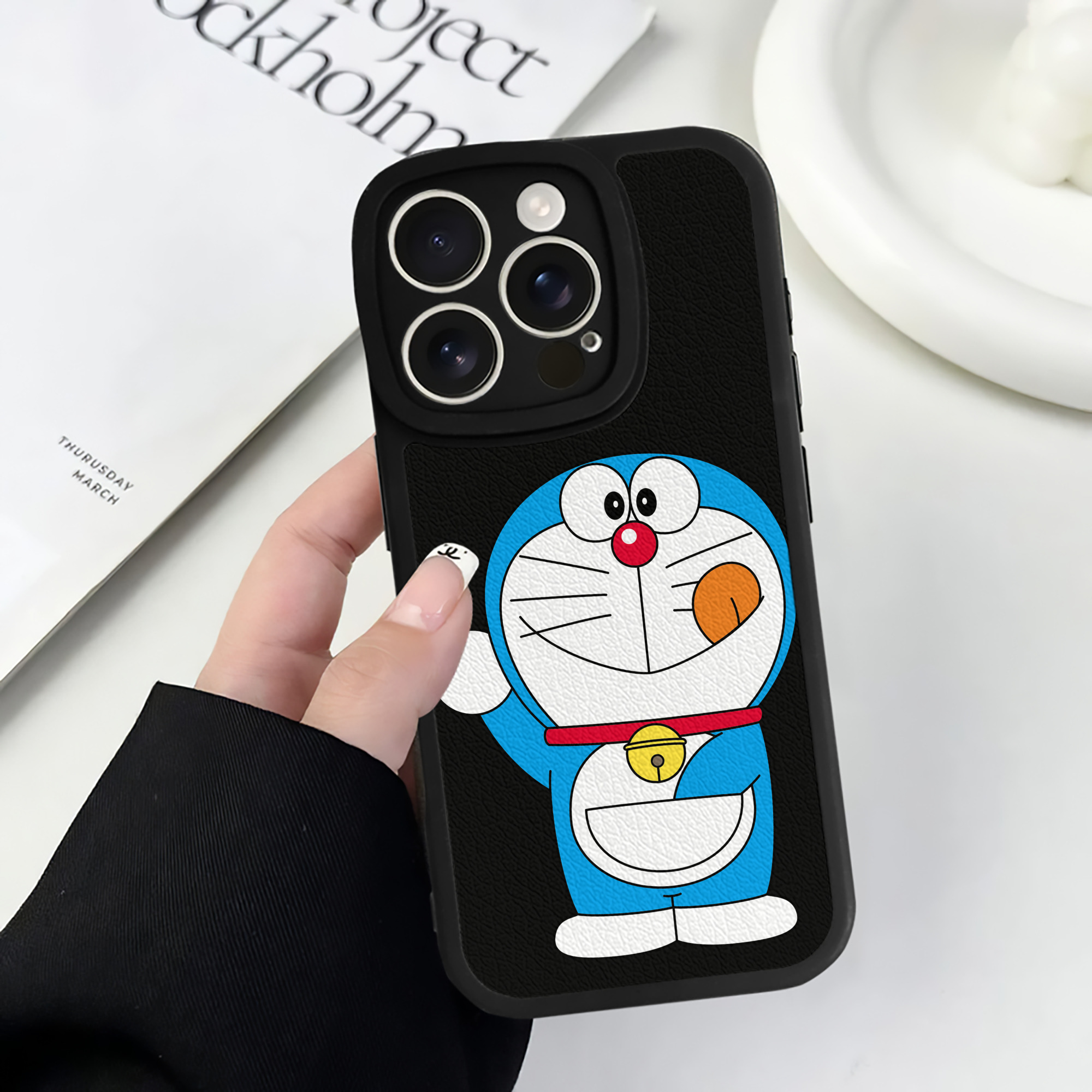 （画像用） ドラえもん Doraemon 【iPhone 16シリーズ対応】シリコンスマホケース（レザー調） 材質：シリコン